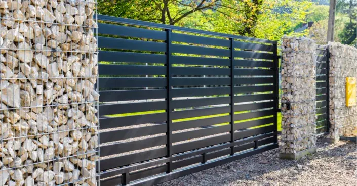 Plot z gabionů Plot z gabionů