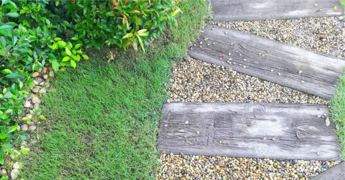 Cesta z betonových pražců a štěrku Cesta z betonových pražců a štěrku