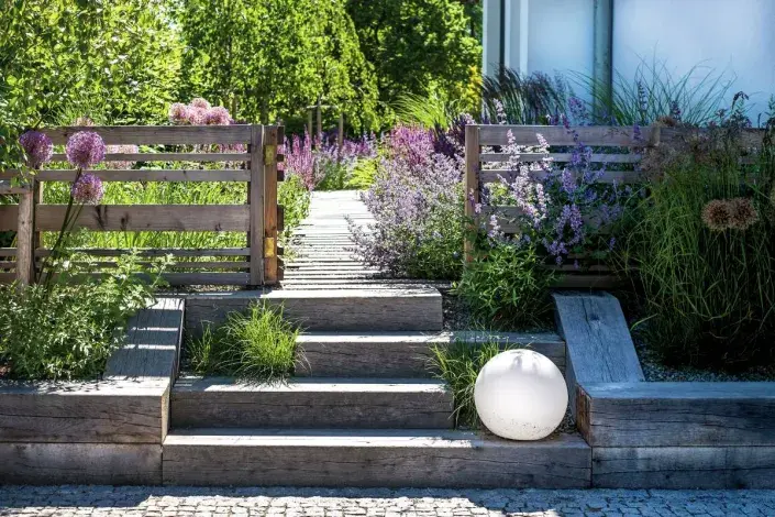 Schody a plot v zahradě Schody a plot v zahradě