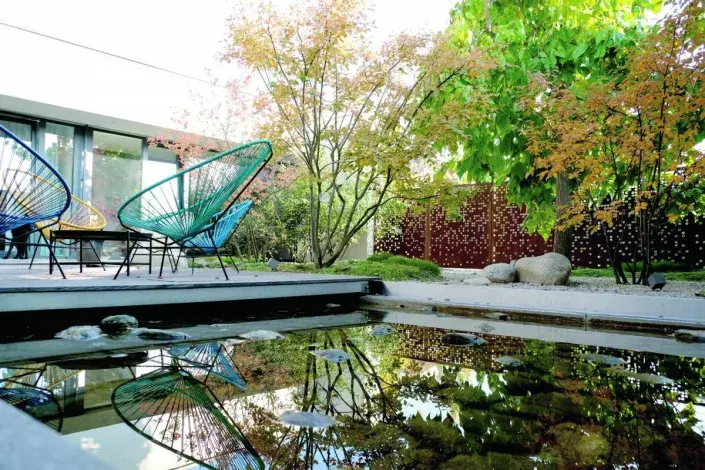 Sezení u jezírka Sezení u jezírka