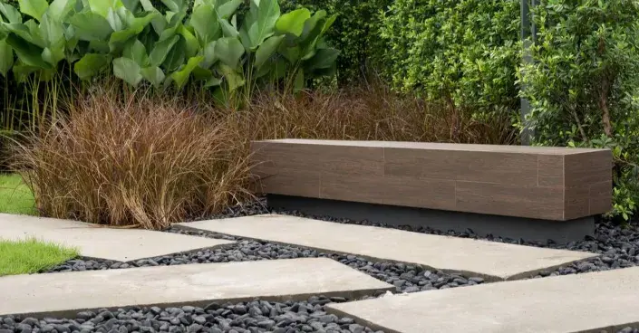 Moderní zahradní lavice a nášlapné dlaždice Moderní zahradní lavice a nášlapné dlaždice