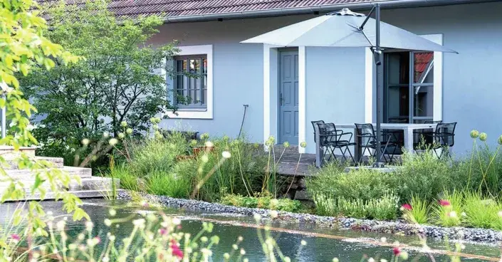 Koupací jezírko a sezení u domu Koupací jezírko a sezení u domu