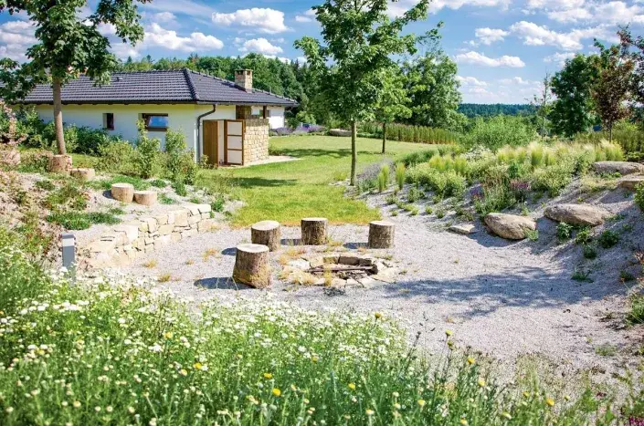 Ohniště mezi nízkými kopečky Ohniště mezi nízkými kopečky