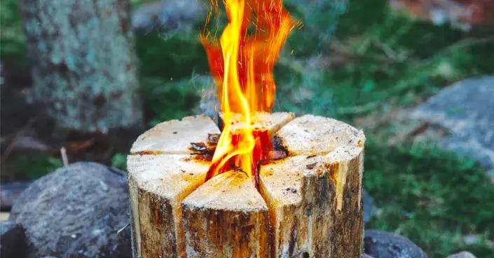 Hořící švédská svíce Hořící švédská svíce