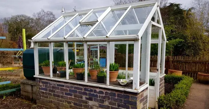 Malý skleník s podezdívkou Malý skleník s podezdívkou