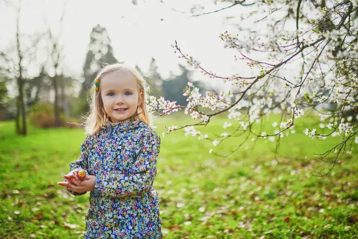 Zasaďte svému potomkovi strom dívka u stromu