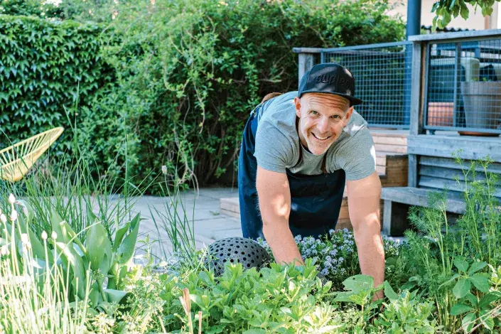 Ferdinand Leffler v záhonu Ferdinand Leffler v záhonu