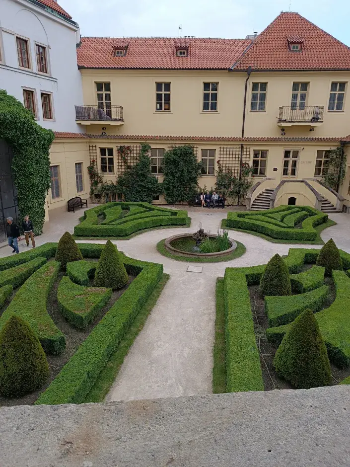 Pohled na spodní terasu zahrady Pohled na spodní terasu zahrady
