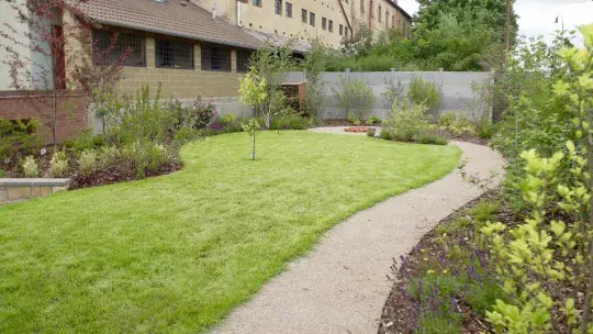 Mistři zahrad: neuvěřitelná proměna zahrady u trati Náhled