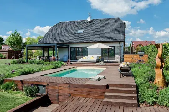 Zahrada rozdělená do několika „obytných“ prostorů Náhled