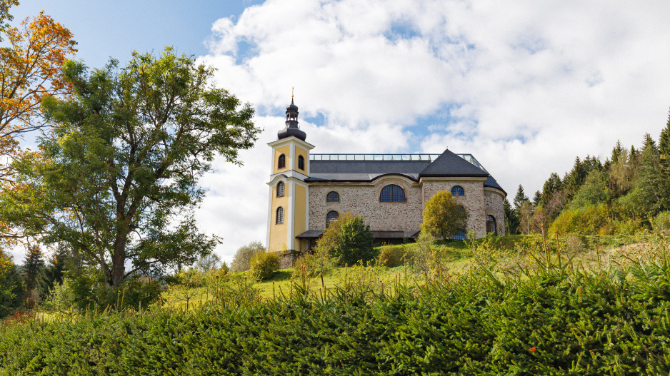 Unikátní kostel s prosklenou střechou v Neratově Kostel Nanebevzetí Panny Marie s prosklenou střechou v Neratově